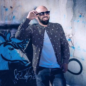 28576617 10156310185459388 546074115585511913 n 300x300 - Artists